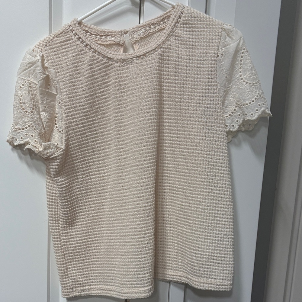 5/$25 Elegant Cream Lace Sleeve Women's Top. Make a bundle.